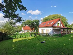 Noclegi Mazury domki. Wynajem domku na wakacje na Mazurach. Domek dla rodzin na Mazurach. Rezerwuj i zrelaksuj się z całą rodziną!