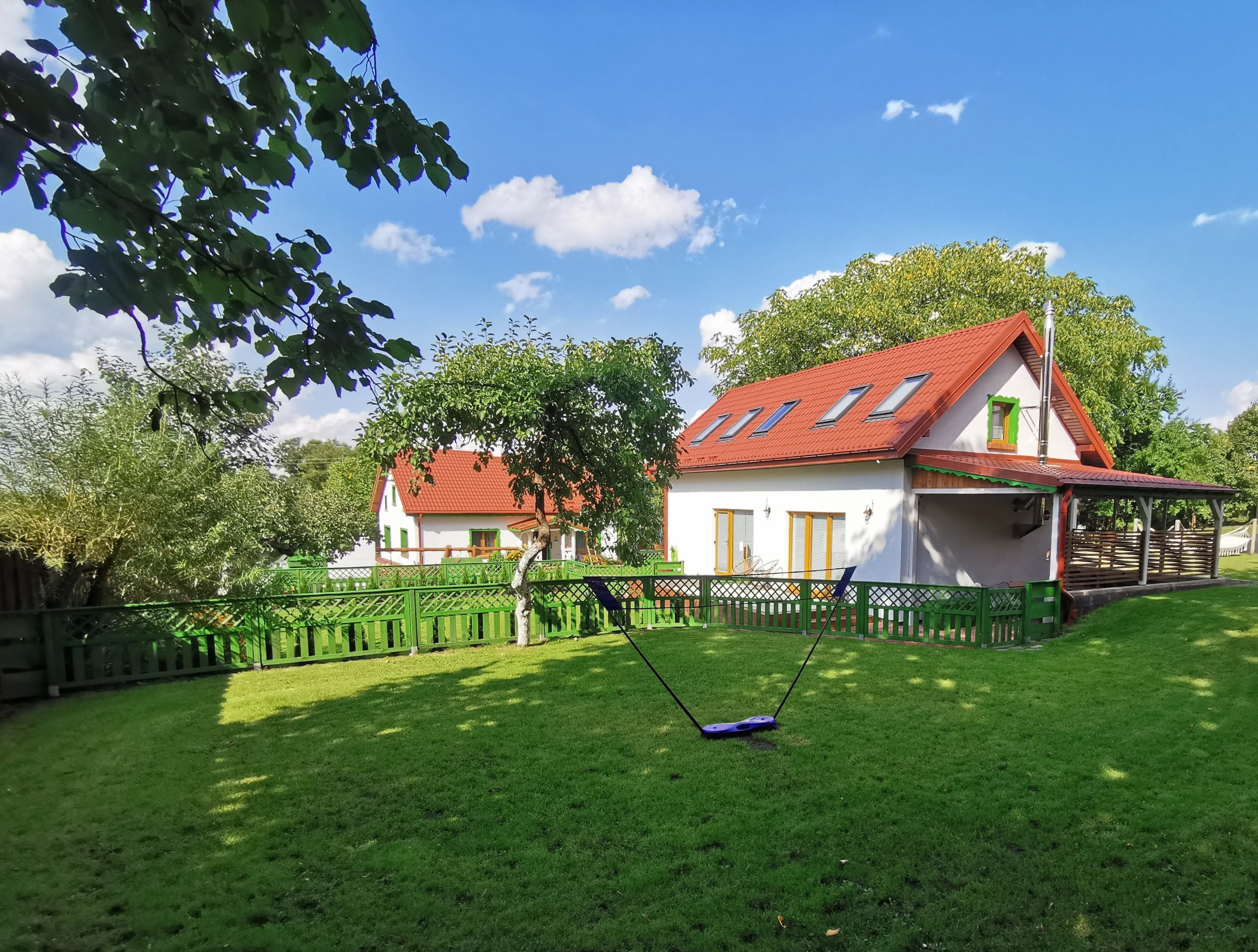 Noclegi Mazury domki. Wynajem domku na wakacje na Mazurach. Domek dla rodzin na Mazurach. Rezerwuj i zrelaksuj się z całą rodziną!