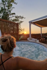 Baśniowe jurty z jacuzzi na Mazurach - Luksusowy glamping. Wybierz komfortowy nocleg na Mazurach w otoczeniu jezior i lasu!