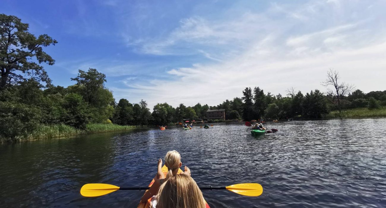 Jezioro i wynajem domku w lesie na Mazurach